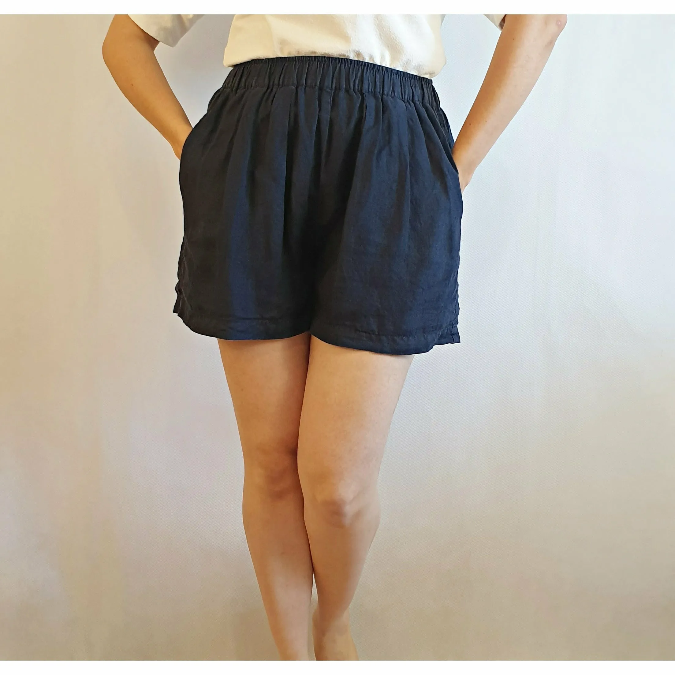 Assembly Label pre-owned navy 100% linen shorts with pockets size 10