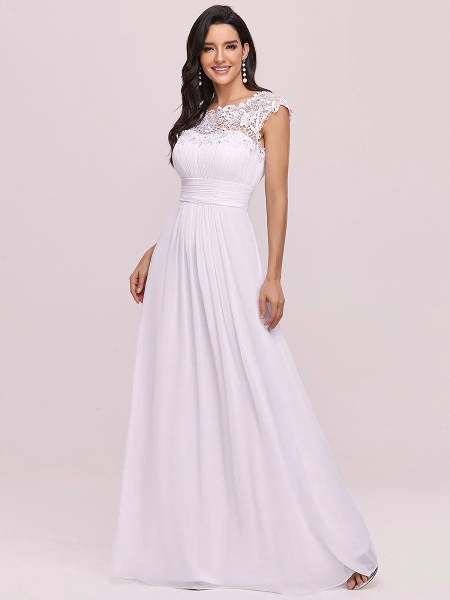 Robe de mariée en mousseline plissée unie avec décorations en dentelle
