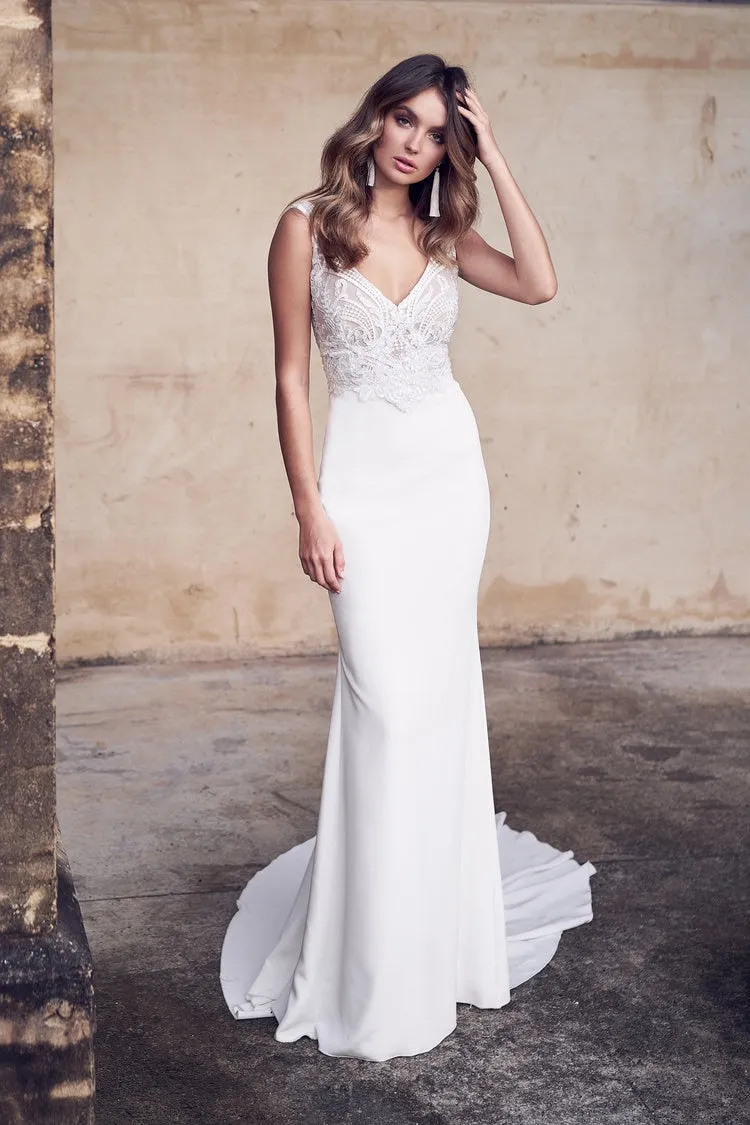 Stunning Fall Sexy V Neckline Wedding Gown Sheath Cut Trumpet Skirt Lace Appliques Made In Chiffon